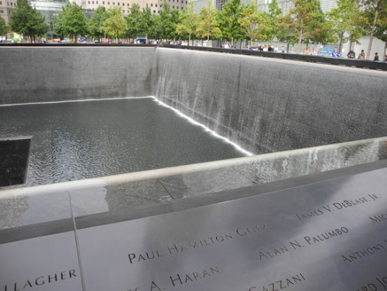 Ground Zero idag, två stora slukhål som symboliserar al-Qaidas / bin-Ladins oändliga och obeskrivliga ondska. 